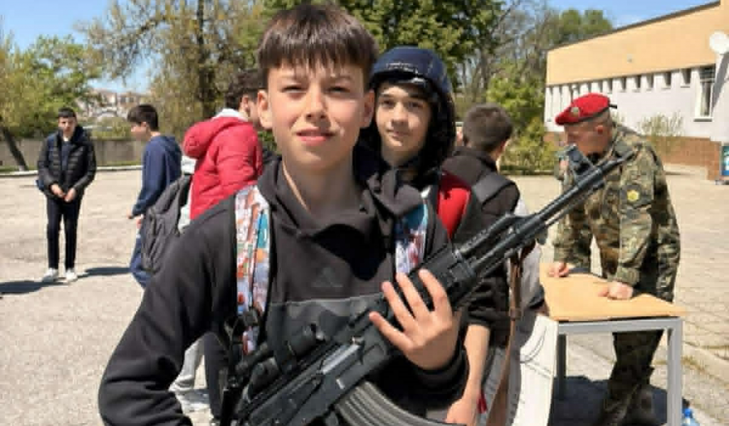 Среща с армията отблизо: ученици от VI клас посетиха военно формирование - 3 ОУ Димитър Талев - Благоевград